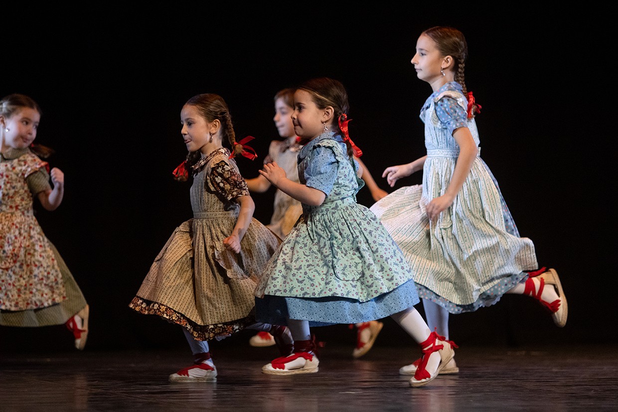 Balls i cançons en dansa